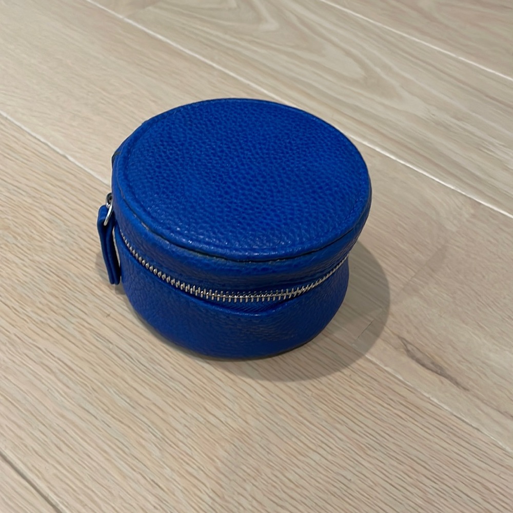 Round travel jewelry holder